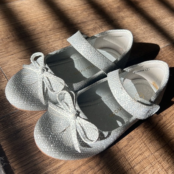 ✨BRAND NEW SILVER SHOES FOR LITTLE GIRL SZ 7✨ - Picture 5 of 11
